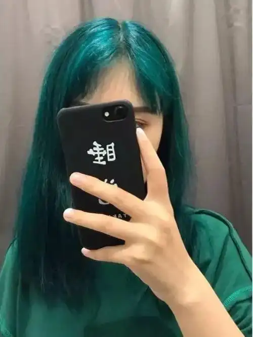 孔雀绿和墨绿相近,但是更亮一些, 自然肤色可以选择.