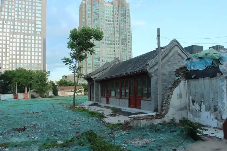 它们标记着原来在前赵家楼1号,后来在五四运动中被烧毁的曹汝霖的宅邸