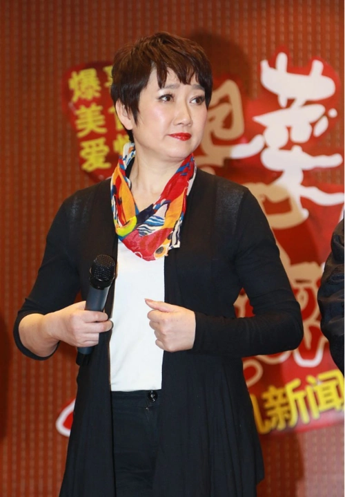 王刚前妻气质文艺高级脖子上围小丝巾一把年纪也有知性魅力