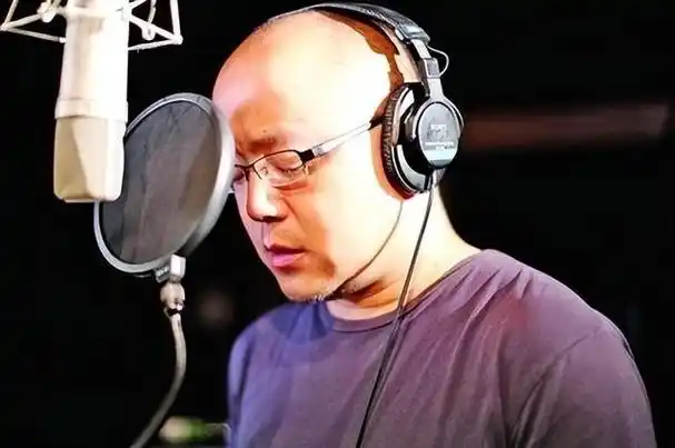 窦唯,曾是风靡全国的黑豹乐队主唱,他的名字更是响彻整个流行乐坛