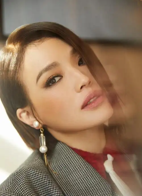 舒淇终于换"新"发型,十年没剪过发突然剪款短发,意外时尚高级