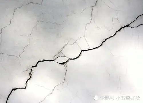 墙面开裂原因一:刷粉乳胶漆后过早通风.