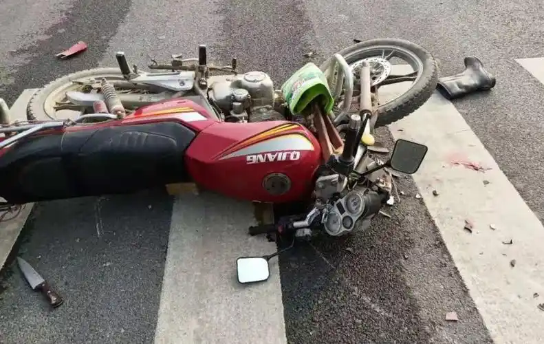 徐淮路(洋河新区段)屠园岔路口东500米处发生车祸,一骑摩托车男子与