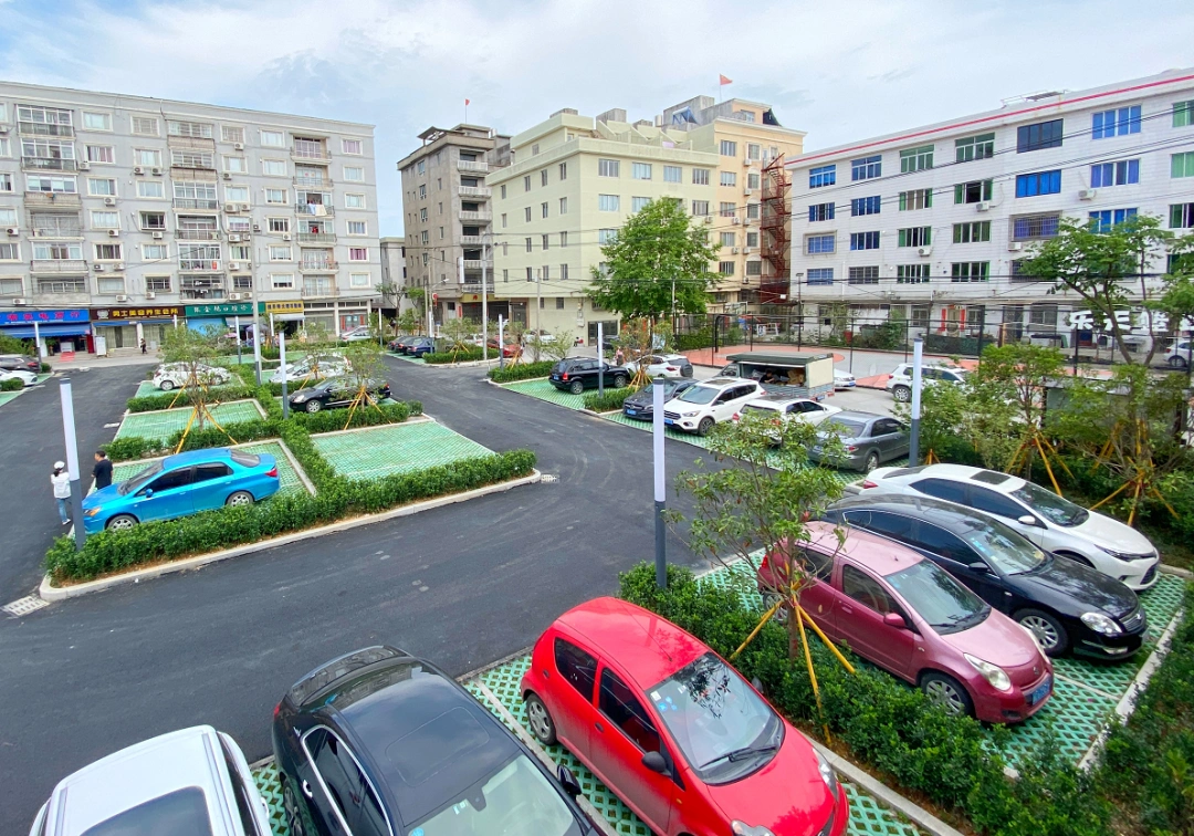 黄华村委会旁停车场