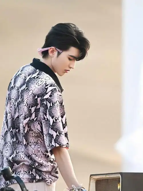 静候蔡徐坤hugme大漠夏日限定舞台