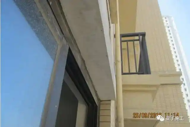 一,滴水线,鹰嘴等窗楣做法,滴水孔 外墙窗楣未做滴水线或滴水槽,或