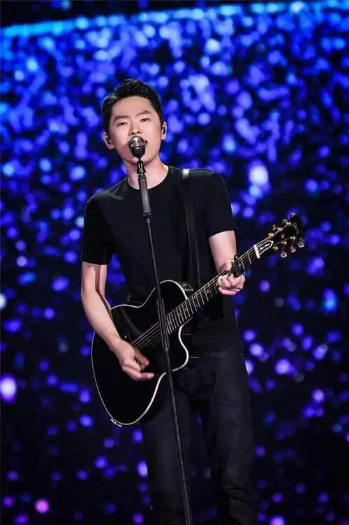 梁博浙江卫视年中音乐盛典演绎原创张亚东一脸姨母笑