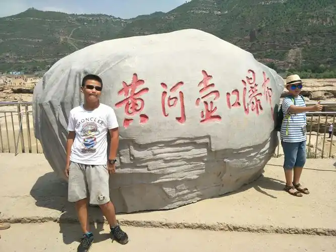 刻有黄河壶口瀑布的石碑,矗立在黄河壶口瀑布边.