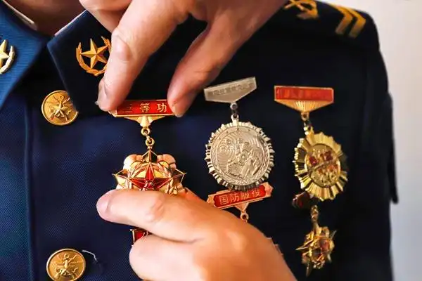 战士赵克军现场佩挂三等功奖章.