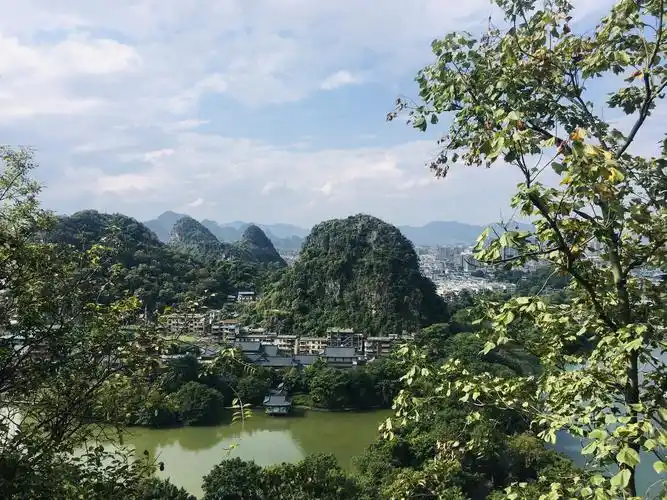 【携程攻略】桂林叠彩山景点,穿过滨江路就是叠彩山入口,一路沿着江边