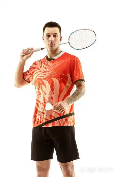 年轻的男性羽毛球运动员在白色背景