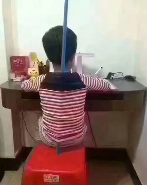 那么作为父母又该如何改善孩子弯腰驼背的坏习惯呢?