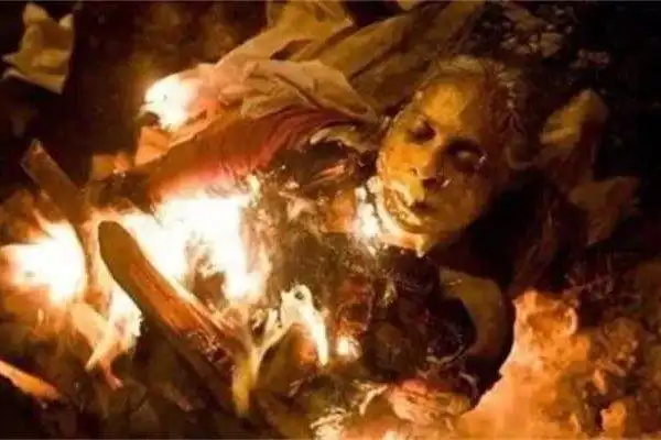 美女火葬场火化遗体,直到最后什么都没有