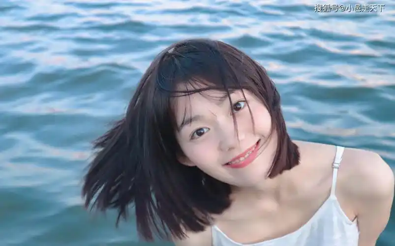 段奥娟白色连衣裙海边写真