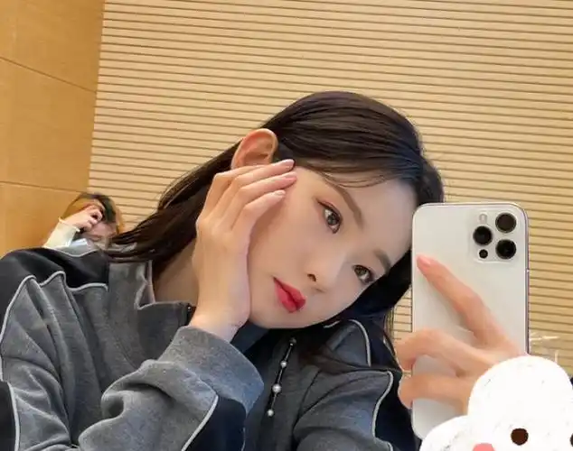 张艺凡晒客厅自拍身后的玻璃瓶忘打码网友你才20岁啊