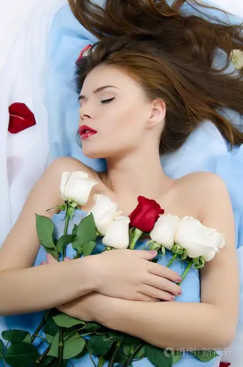 有玫瑰花瓣的女孩