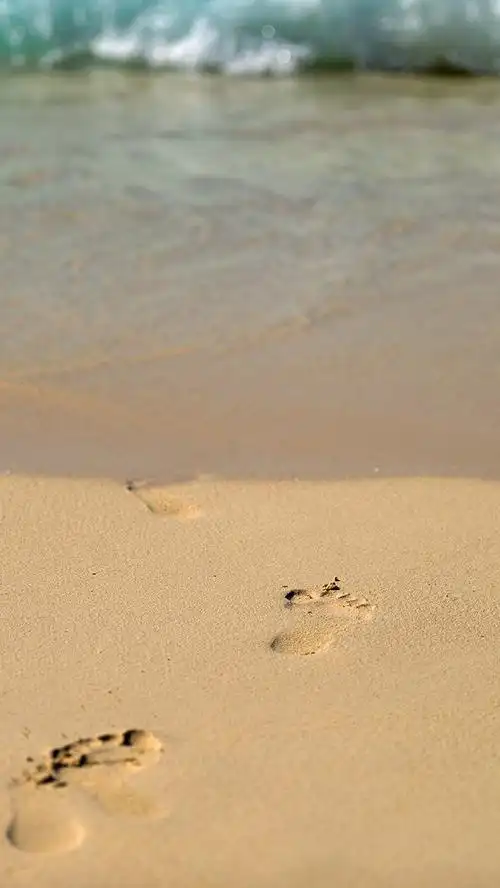 唯美的沙滩上的脚印手机壁纸