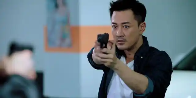 林峯与梁竞徽梦回使徒行者新港剧开播开局就飙车