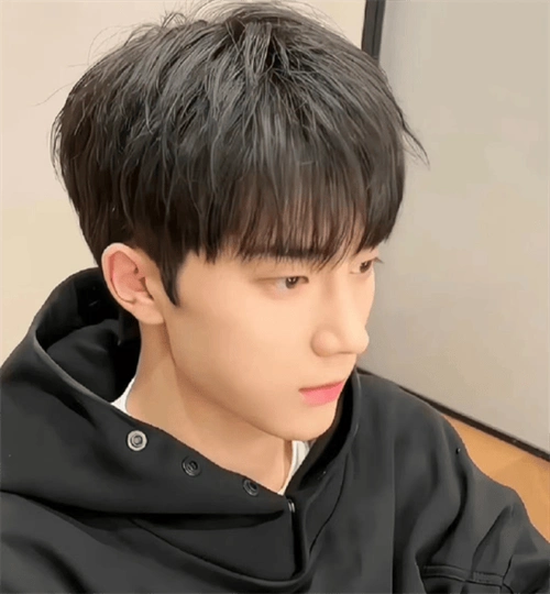 学院风男士发型,简单清爽的发型,清新别致又好打理_盖头_男生_摩根