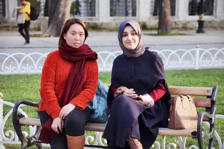 土耳其女人,喝咸酸奶,吃山羊奶酪,挑选上好的手织地毯和陶瓷