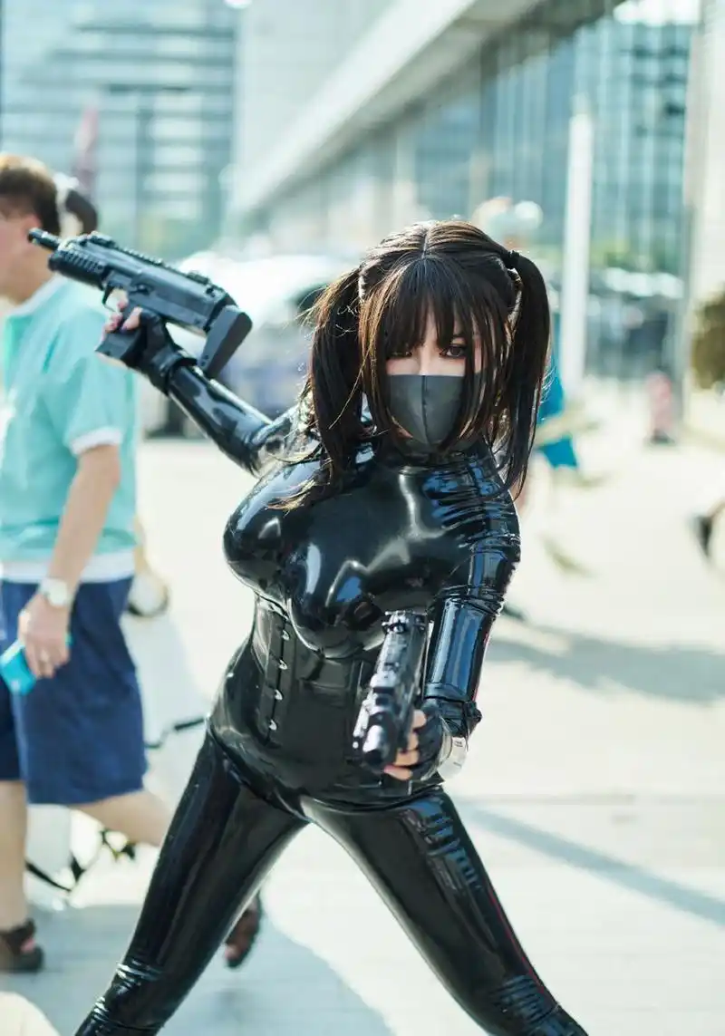 漫展上穿皮衣的小姐姐,请别用手枪对着我