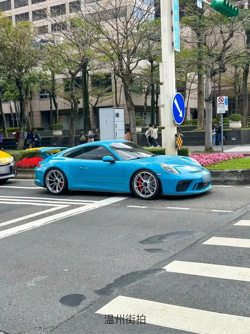 行驶在台北街头的保时捷911gt3真的太帅了,搭配蓝色的车身 - 抖音