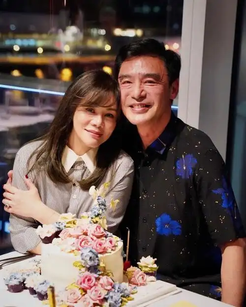 钟镇涛一家五口罕同框章小蕙女儿甜蜜表白后妈你是我的全世界