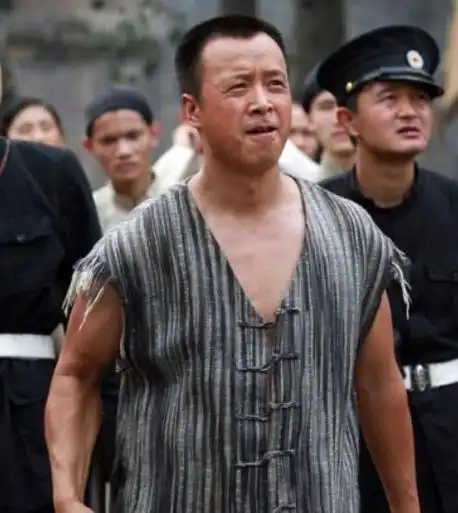 他是农村出来的演员,娶城里小妻子,不买婚房却给农民父母买房