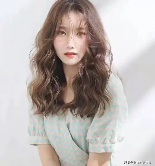 还是中长锁骨烫发最养眼,10款时尚减龄的中长卷发,每一款都好看_发型