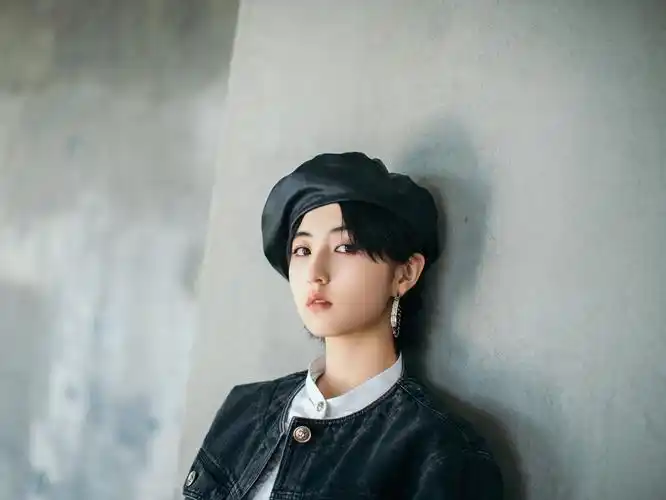 张子枫率性亮相时尚活动 俏皮贝雷帽造型甜酷有加