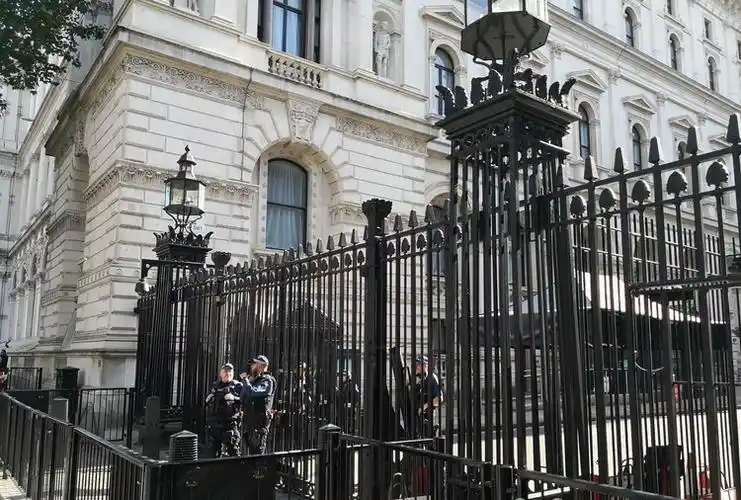 2023唐宁街10号游玩攻略,.的建筑之一了,这里是英国.【去哪儿攻略】