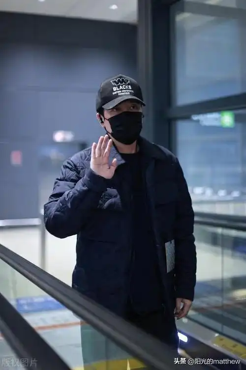 冯绍峰上海到达深色棉服搭配棒球帽简约低调