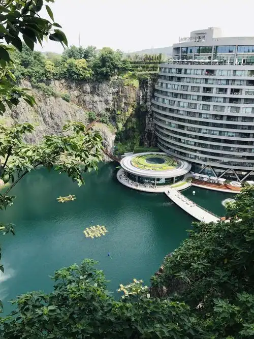 参观佘山世贸深坑酒店