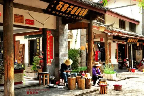 【这样的银器店无论束河还是大研,都有很多,此时男的在煅造加工,女的