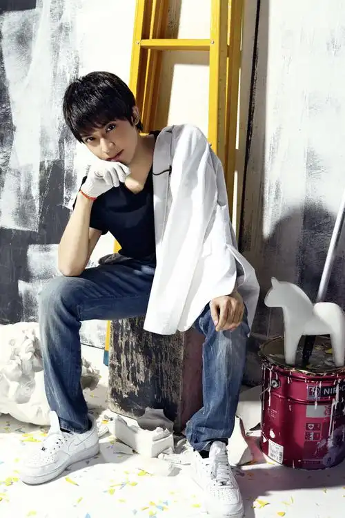 4 新浪娱乐讯 台湾人气偶像陈威翰近日曝光一组新年大片,写真中陈威翰