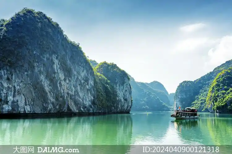 山水湖泊中的游船高清摄影图片