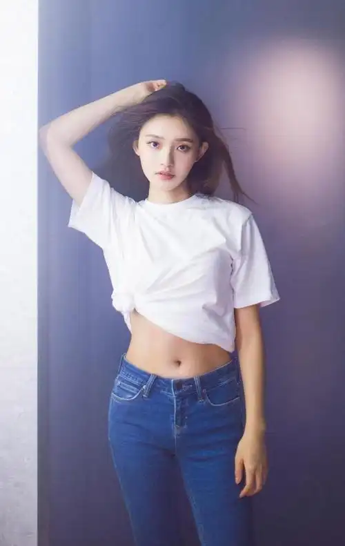 林允在事业上的成就不仅彰显了她的个人魅力,也体现了她的努力