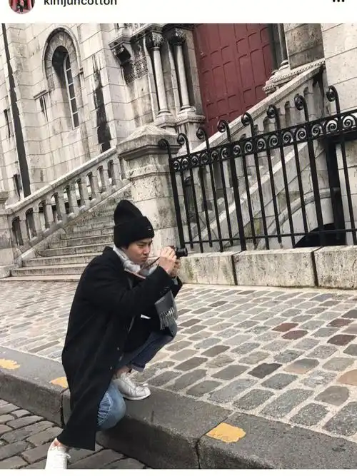 俊勉今天发了以前的旧照,正好有一张是路人偶遇俊勉和世勋当天的照