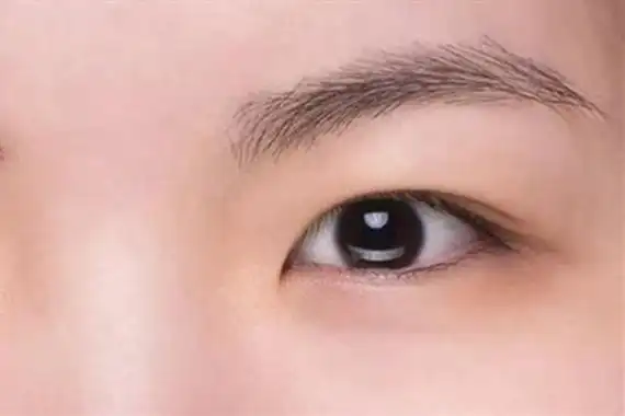 虽然刚开始贴的时候可能会有些不适应,感觉整个眼睛都被拉起来了,但是