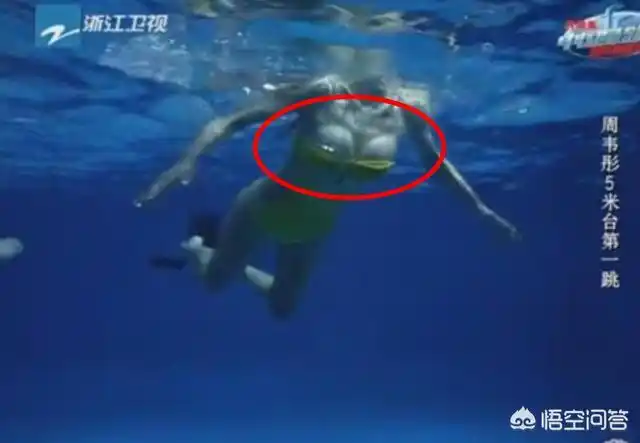 在世界跳水的赛事中有很多类似的情况出现,要么是泳衣脱落,要么是泳衣
