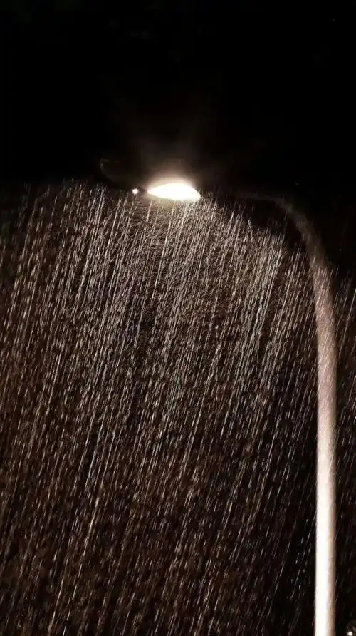 青岛这场暴雨,小区大门都被冲跑了