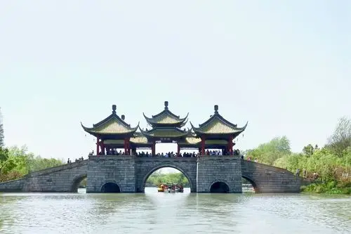 五亭桥是扬州的标志性建筑