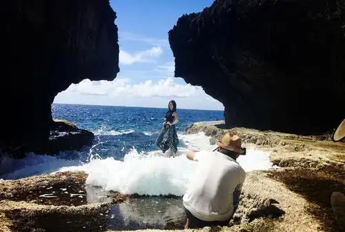 贾静雯在海边拍摄美图.