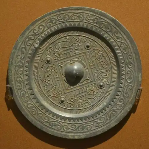 本文将南博收藏展出的铜镜,按照稀有程度分为珍品与一般品种两个部分