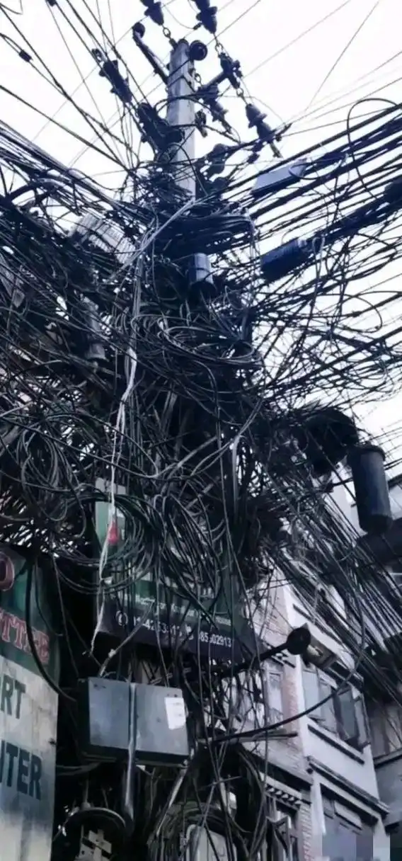 我们印度的电线杆上,密密麻麻的都是电线.
