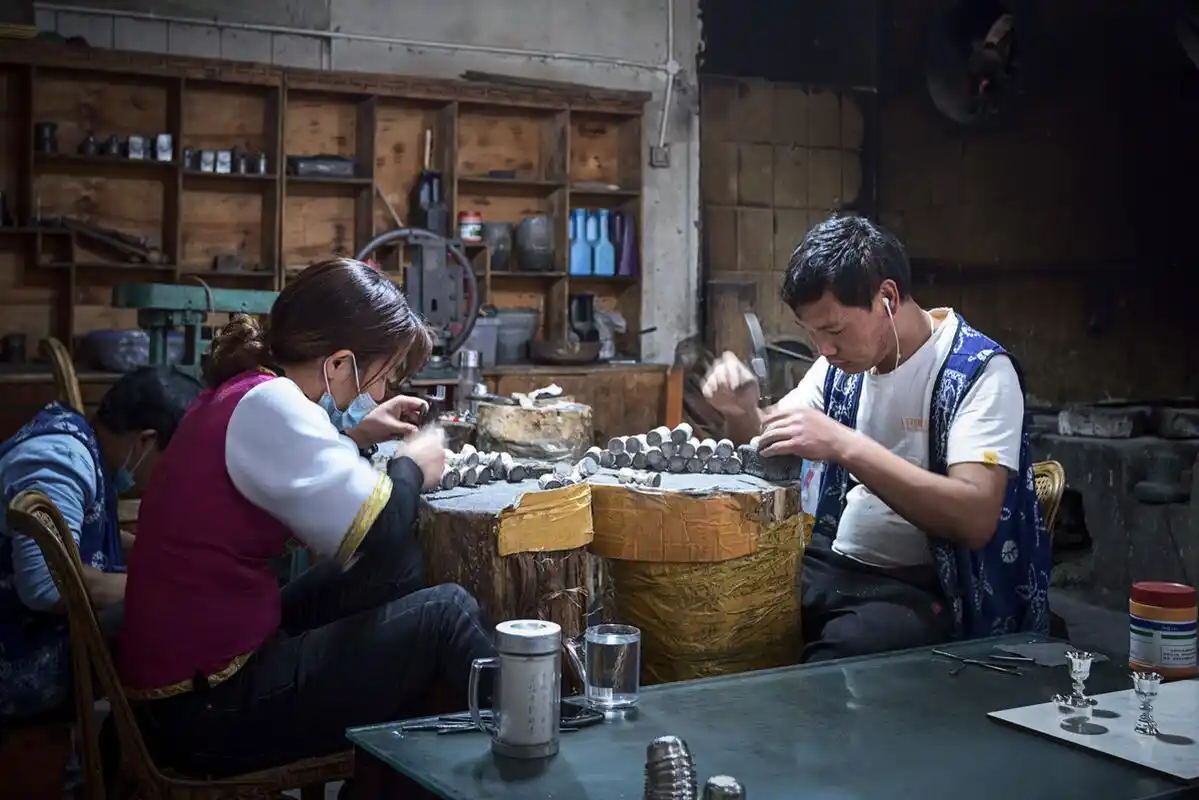 银饰制作工匠云南大理古城内现在还保留着手工制作银饰