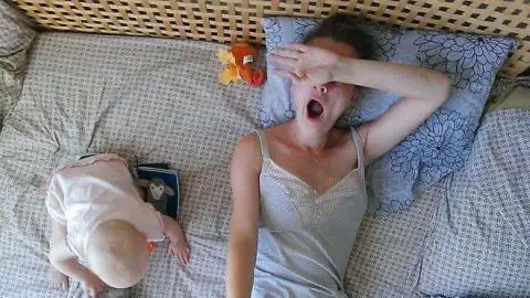 3,一个人带孩子纵使有千般万般烦恼,也要无奈地选择隐忍.