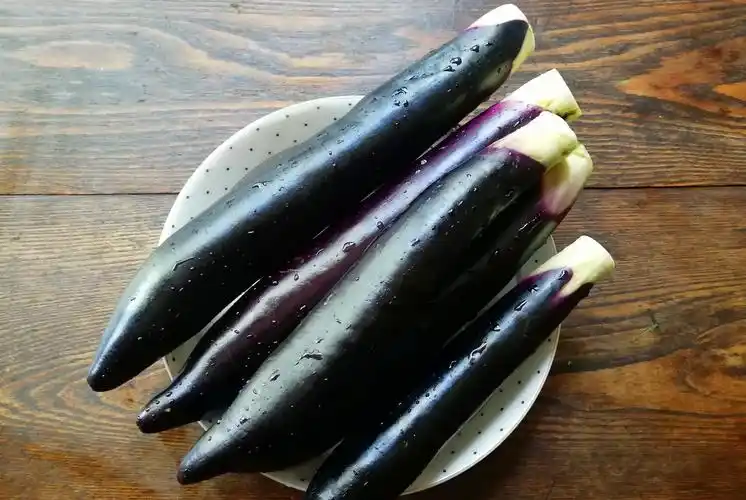 在茄子的吃法中,这个做法是最健康的,少油少盐,做法简单味道香