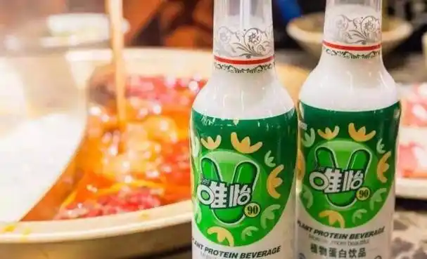 吃火锅必配的是唯怡豆奶,夏天的话就一定得来上一碗冰粉解辣