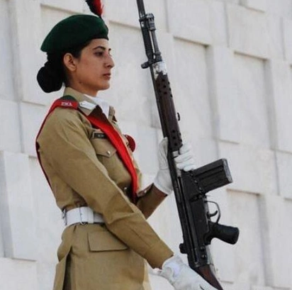 巴基斯坦女兵手持钢枪与解放军亲密合影